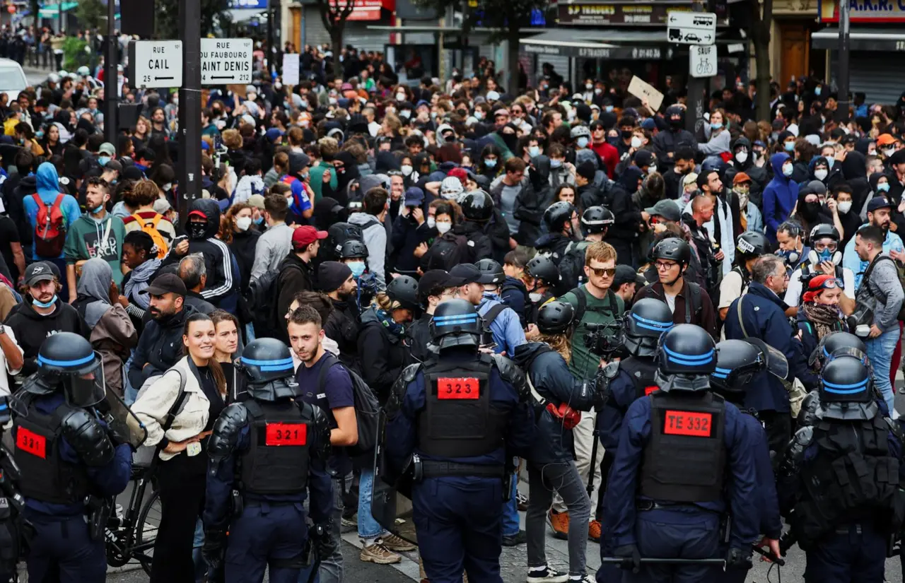 Fuerzas de seguridad francesas vigilan una manifestación tras un operativo que dejó cerca de 1.000 detenidos en el país.