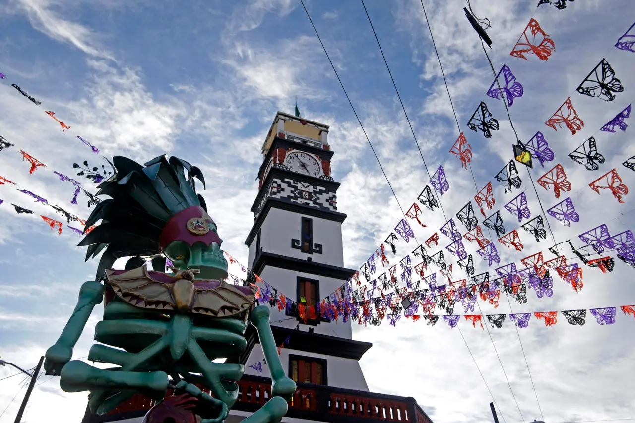 Dioses prehispánicos y catrinas gigantes toman las calles de Atlixco | FOTO EFE 
