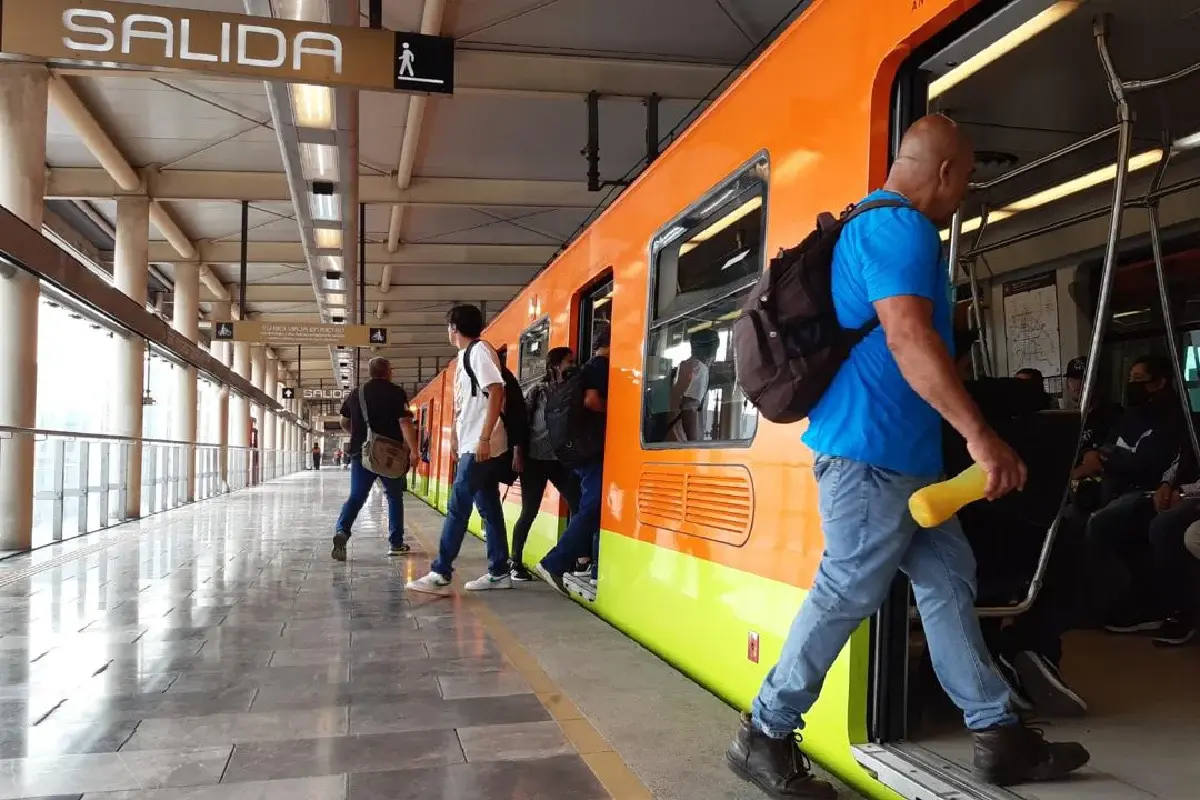 Trenes de la Línea 12 del Metro de CDMX durante trabajos de mantenimiento