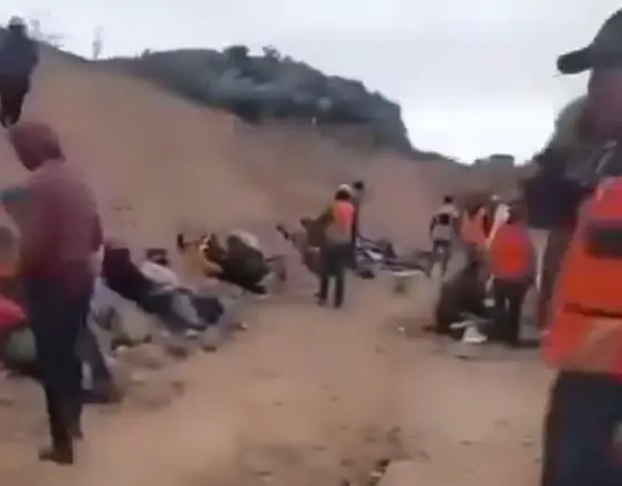 Dos muertos tras volcadura de camión en obras del Tren México-Querétaro