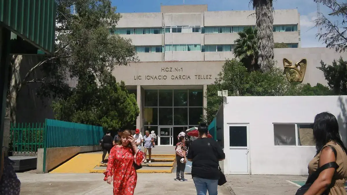 Familias de cinco recién nacidos fallecidos en el IMSS de Durango exigen esclarecer las causas de los decesos mientras autoridades federales investigan.