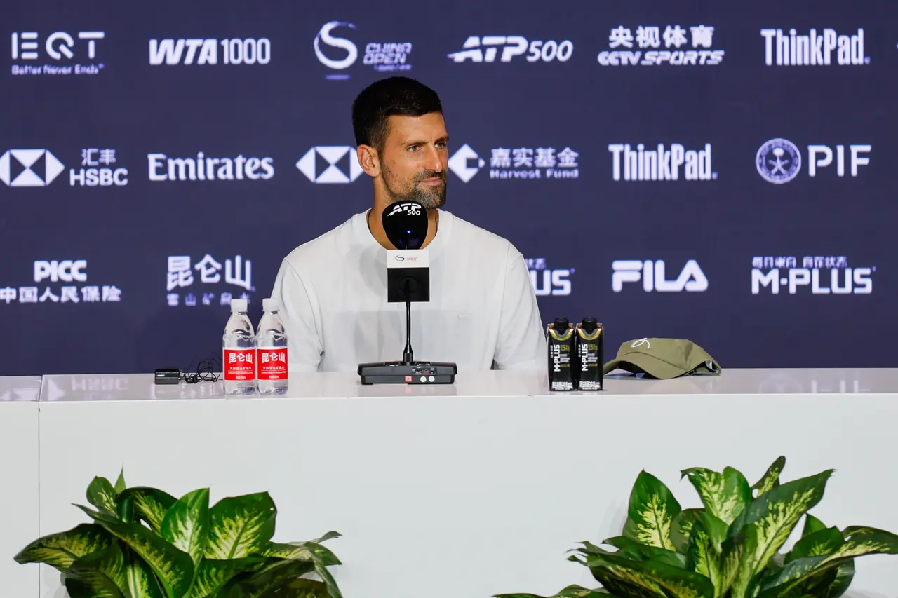 El tenista serbio Novak Djokovic durante la rueda de prensa ofrecida este lunes en Pekín de cara a su participación en el Abierto de China 