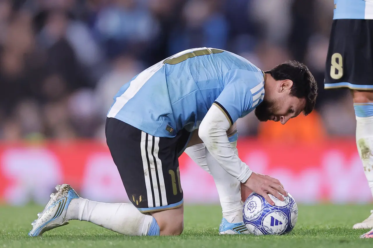 Lionel Messi de Argentina prepara un penalti un partido Amistoso Internacional entre Argentina y Benín