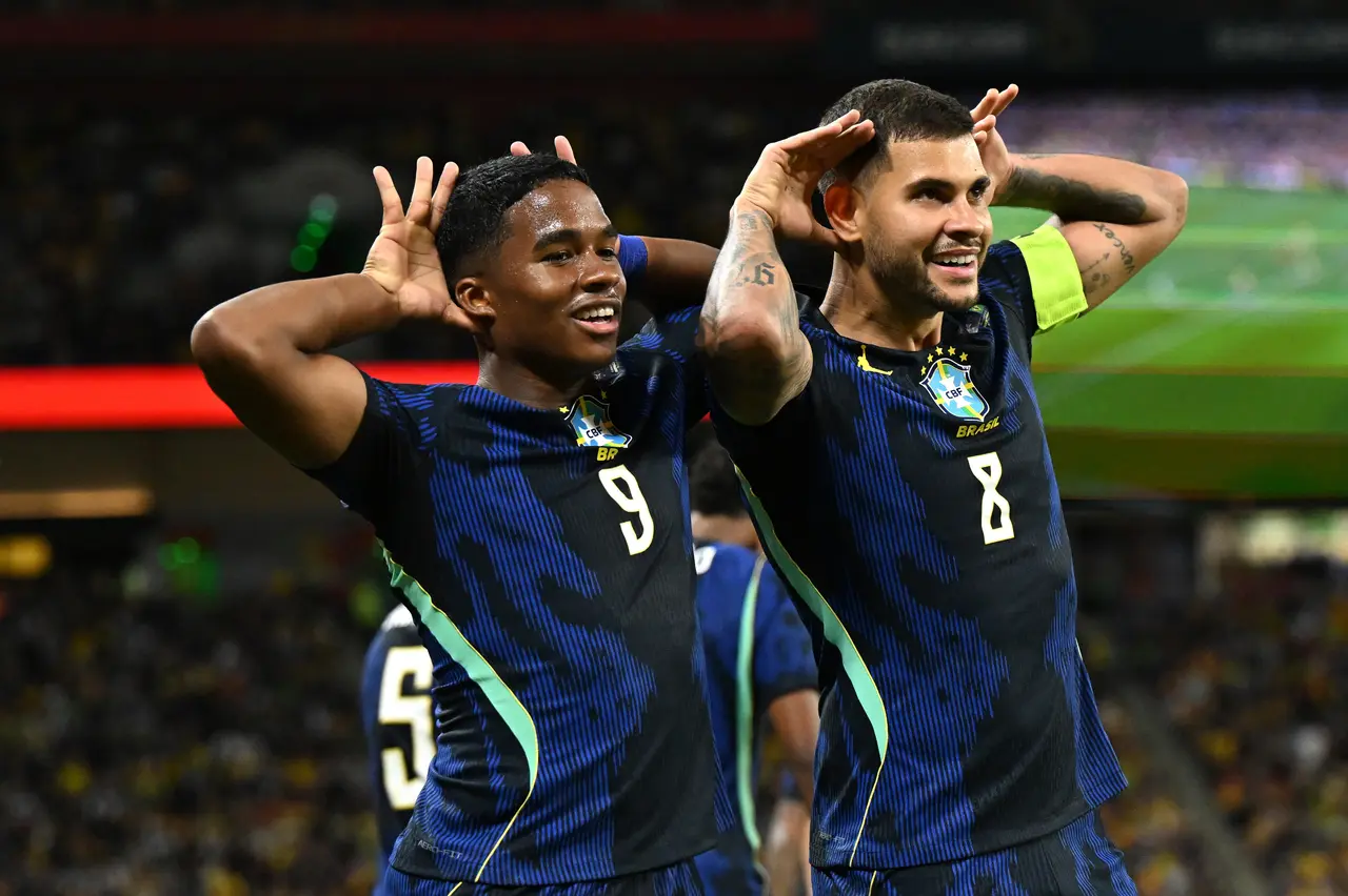 Bruno Guimarães (derecha), de Brasil, celebra un gol junto a Endrick (izquierda), de Brasil, durante el partido amistoso internacional de la Queensland Football Series entre Australia...