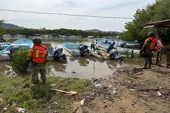 Elementos del Ejército Mexicano y Guardia Nacional realizan recorridos de vigilancia ante el huracán Polo en Guerrero