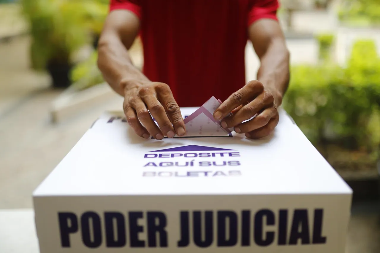 Abren los centros de votación para la inédita elección judicial en México