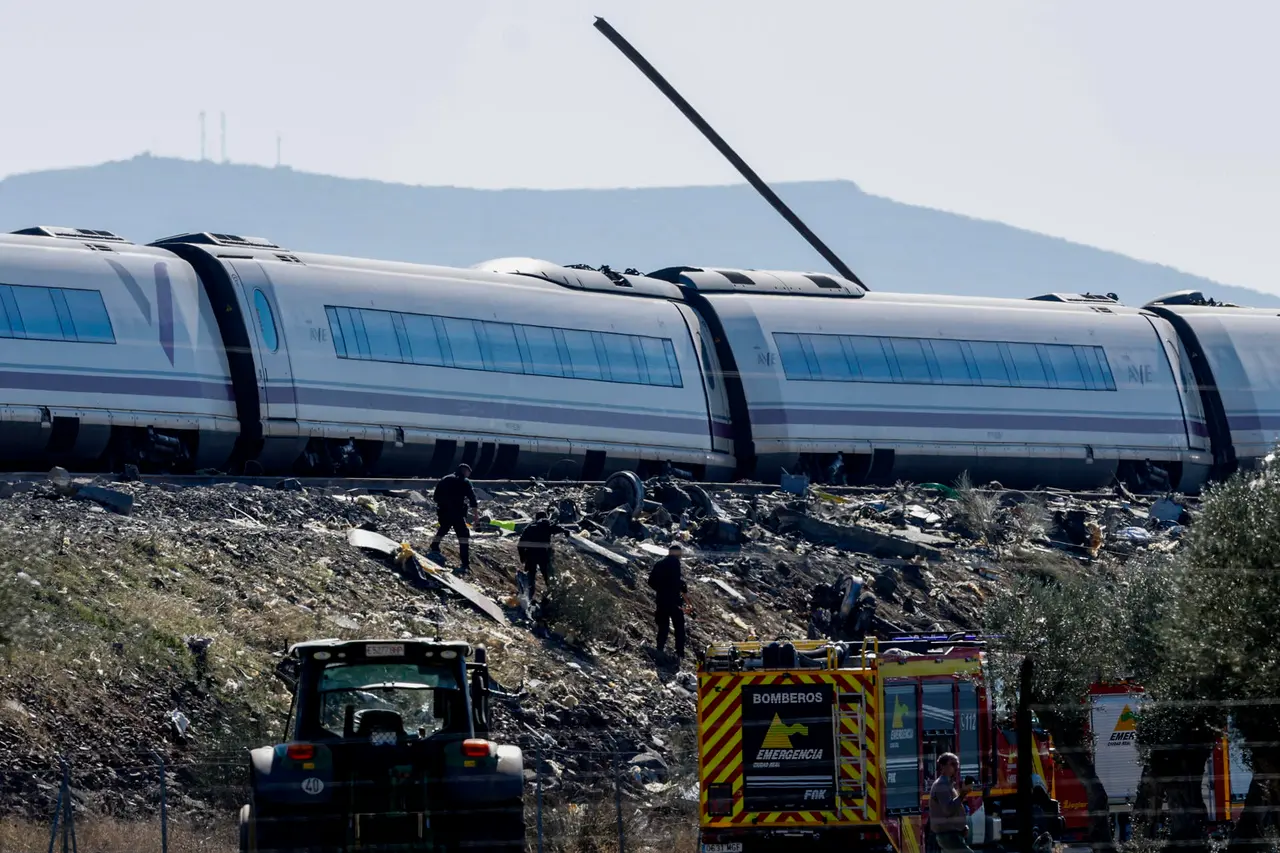 Equipos de emergencia y autoridades trabajan en la zona del accidente ferroviario ocurrido en Urda, provincia de Toledo, España. EFE 