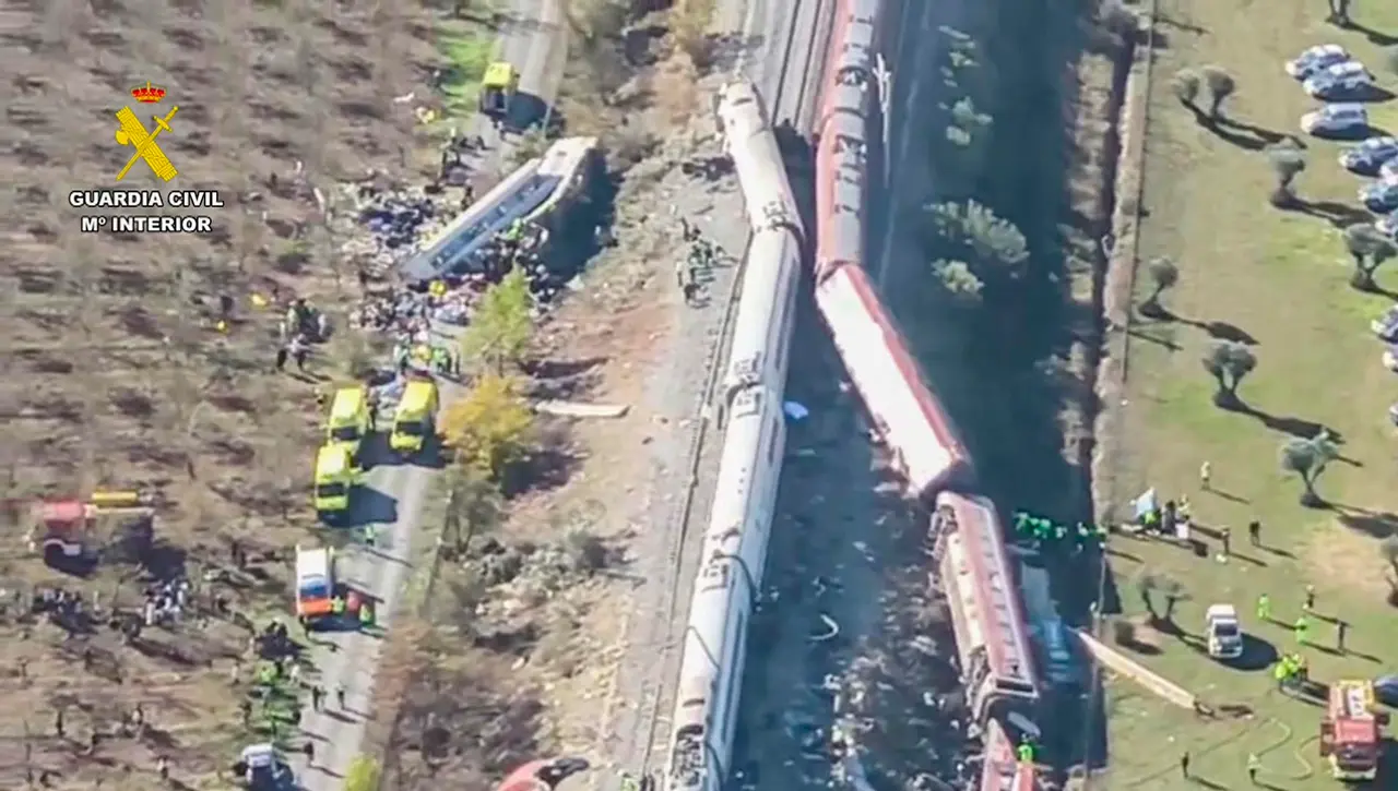 Equipos de emergencia atienden el accidente entre dos trenes de alta velocidad ocurrido en la provincia de Toledo, España. EFE