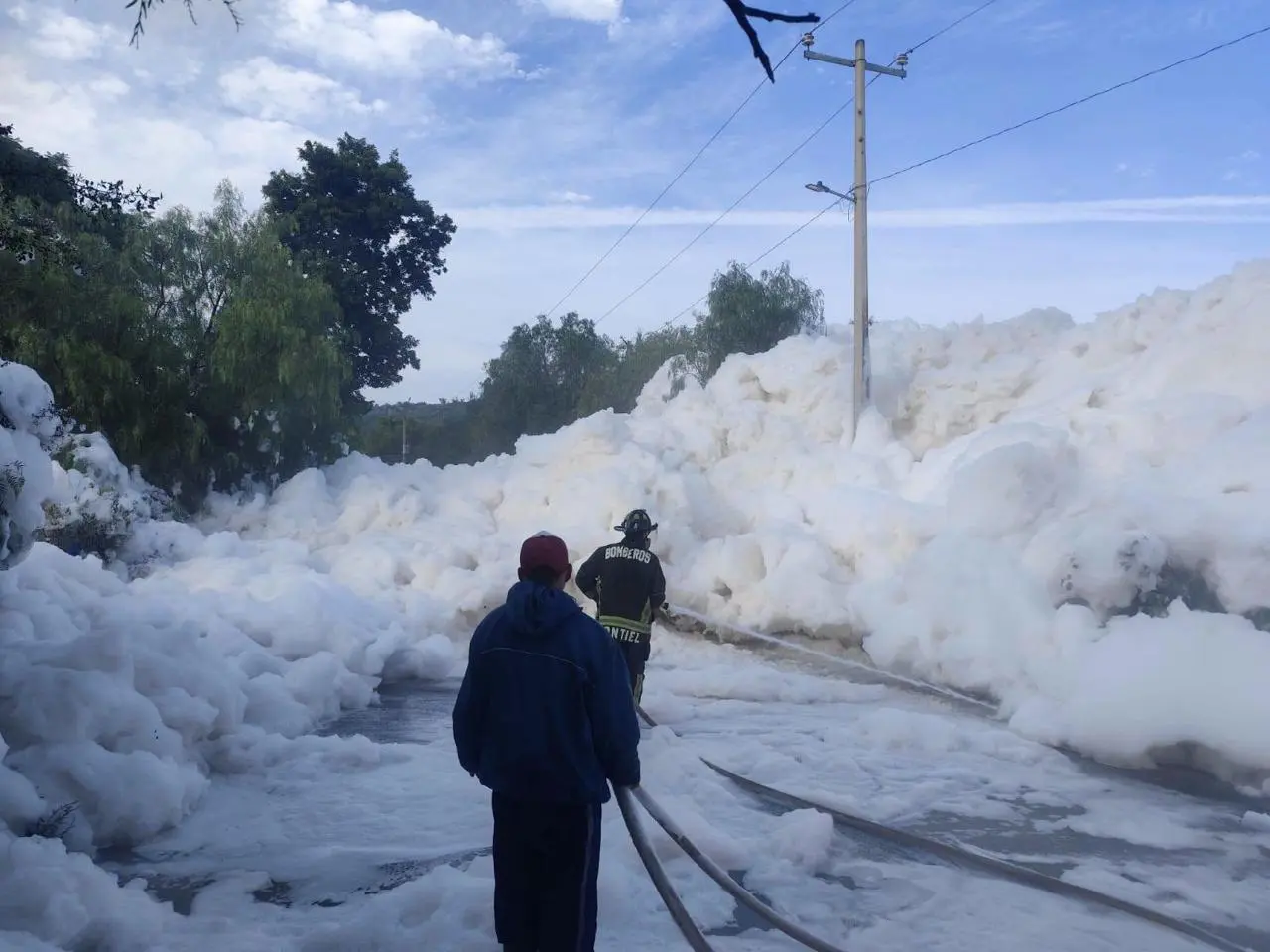 Espuma invade carretera de Hidalgo tras trasvase de agua residual