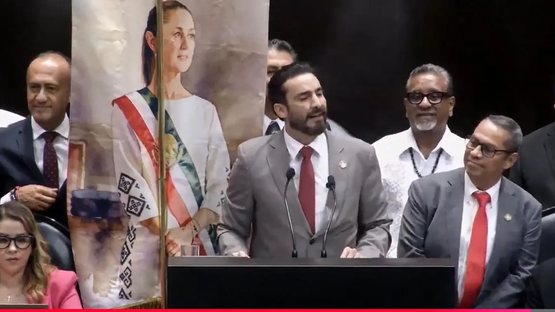 Estandarte con la imagen de la presidenta Claudia Sheinbaum durante la comparecencia del secretario de Hacienda en San Lázaro