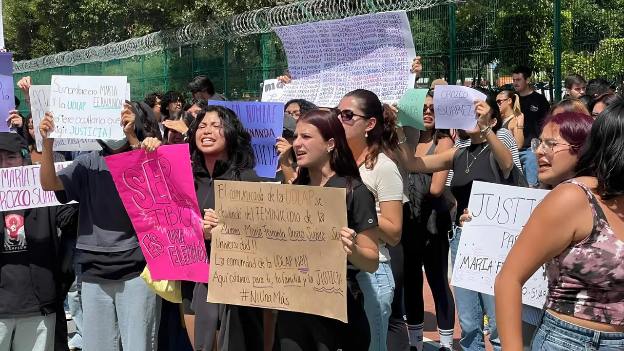 Estudiantes de la UDLAP colocan flores y veladoras durante protesta para exigir justicia por María Fernanda Orozco.