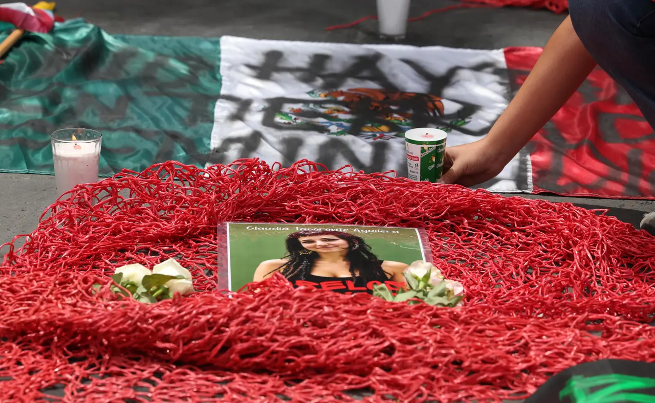 Estudiantes de la UAEM marchan por asesinato de Claudia Tacoronte