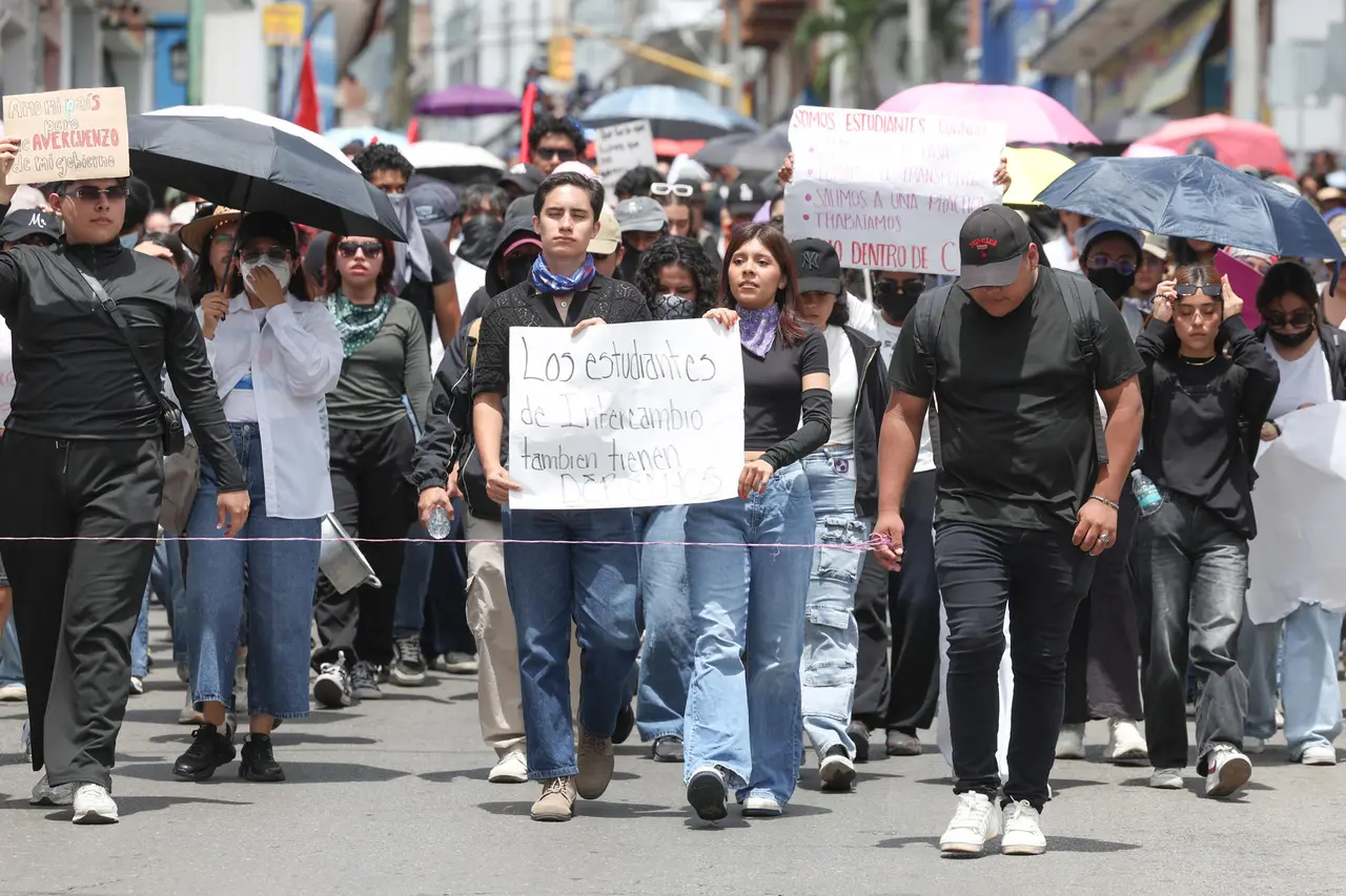 Estudiantes de la UAEM marchan por asesinato de Claudia Tacoronte | FOTO EFE 