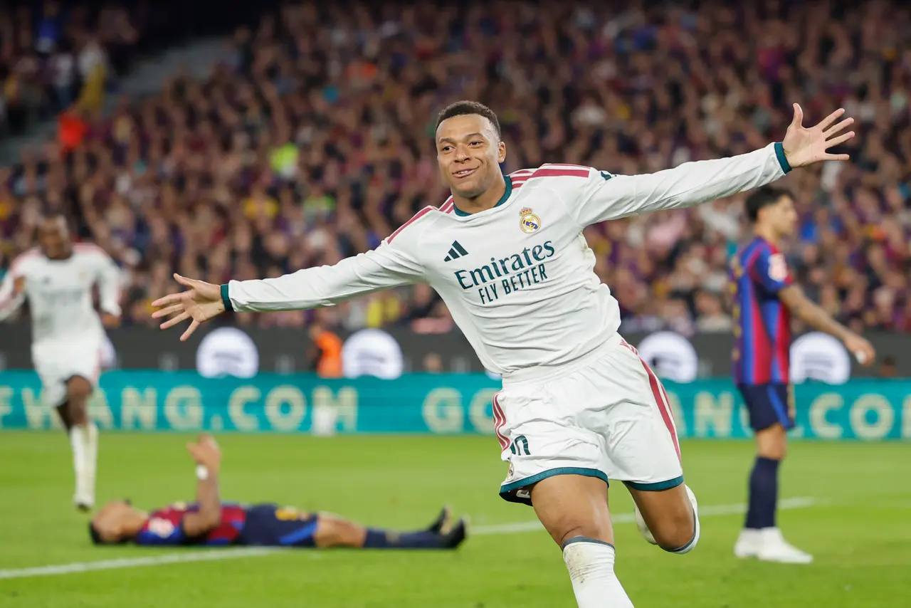 El delantero francés del Real Madrid Kylian Mbappé celebra el segundo gol de su equipo durante el encuentro de LaLiga