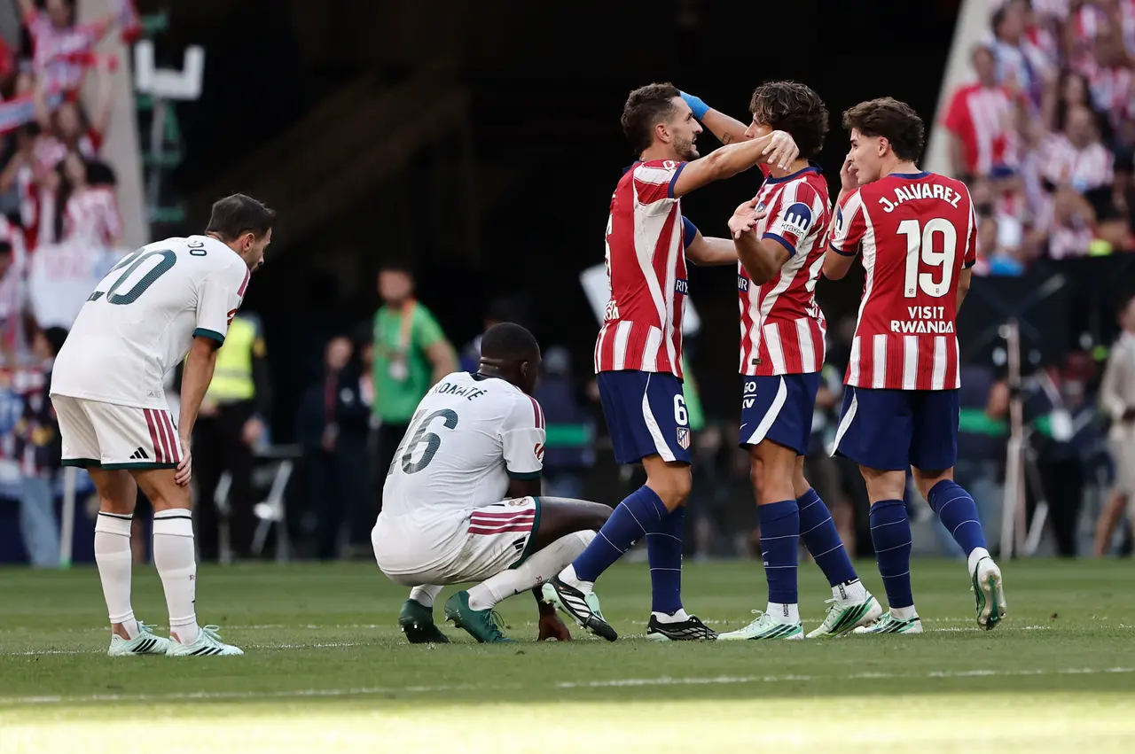 Los jugadores del Atlético de Madrid celebran la victoria tras el partido de LaLiga