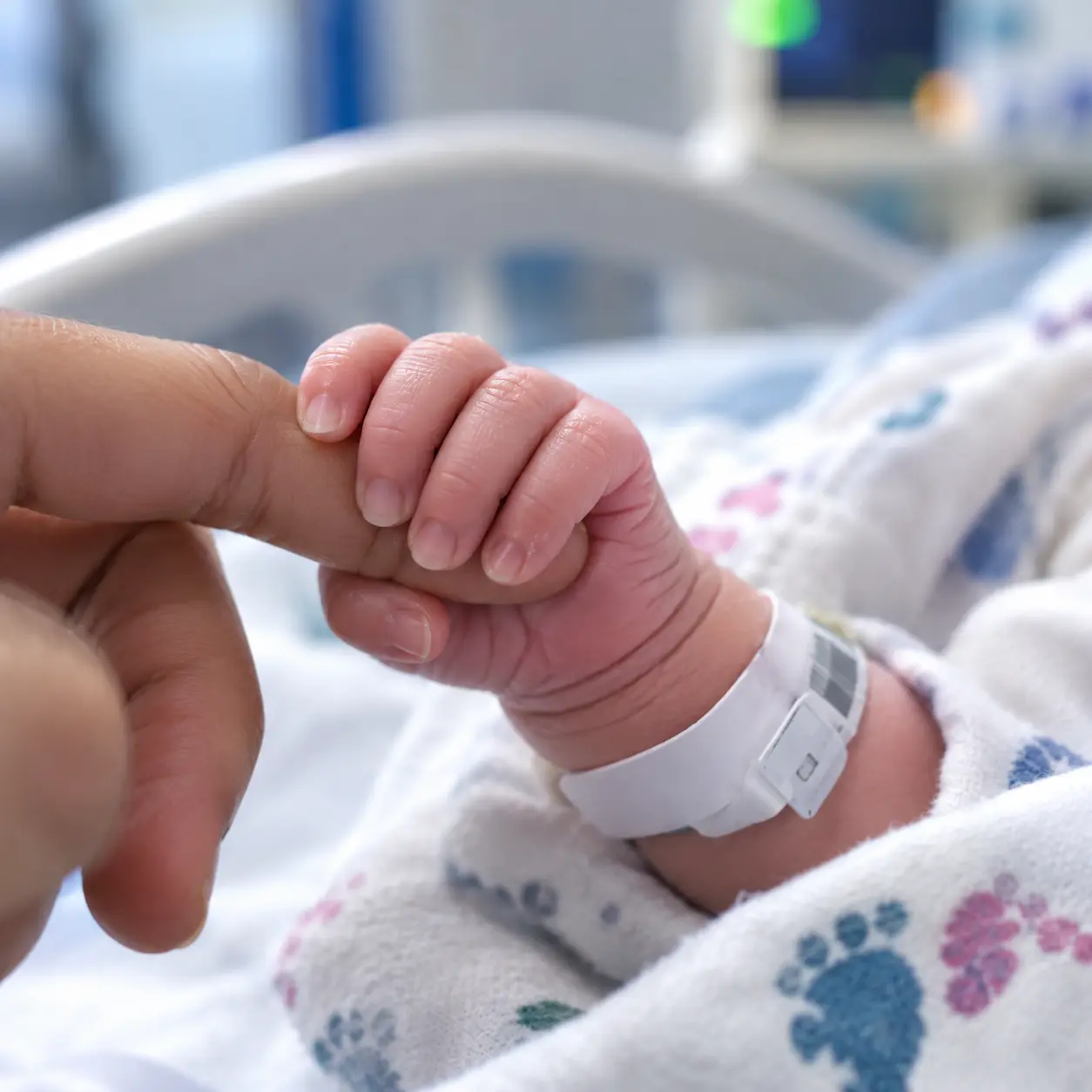 Familias de cinco bebés fallecidos llevarán caso ante la FGR