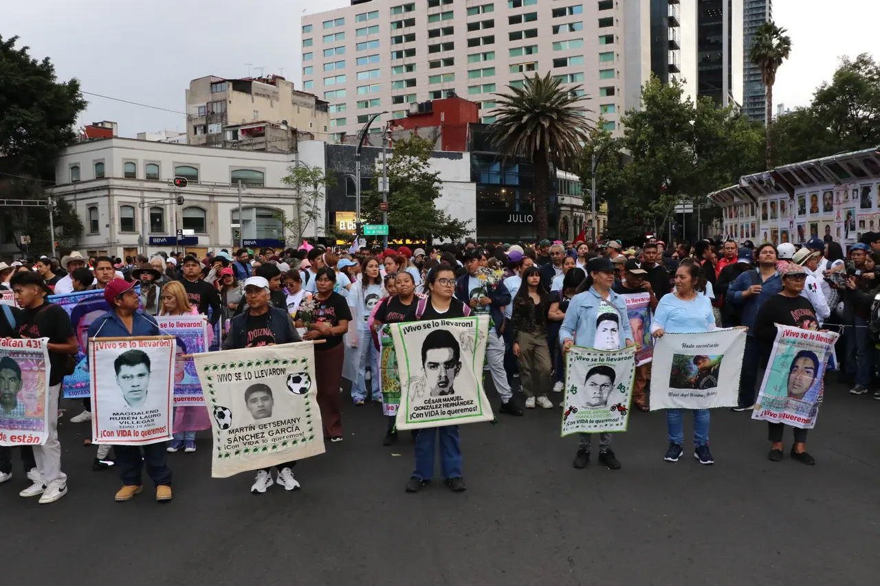 Familias de los 43 de Ayotzinapa marchan en CDMX tras 12 años de la desaparición | FOTO X Centro Prodh