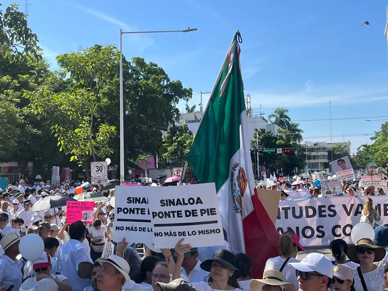 Familias y colectivos marchan por la paz en Culiacán