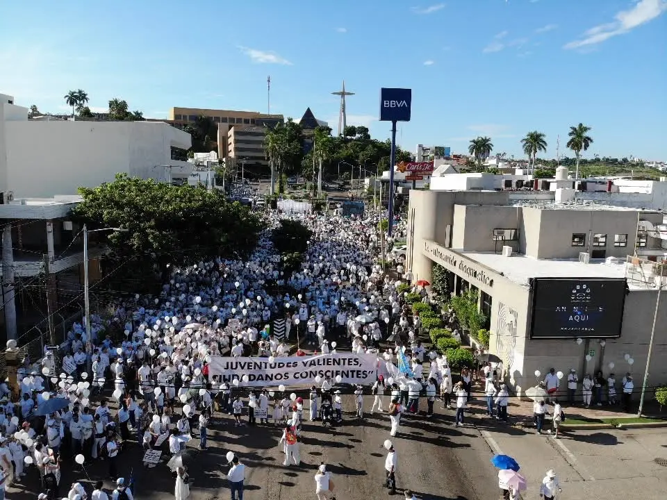 Familias y colectivos marchan por la paz en Culiacán 