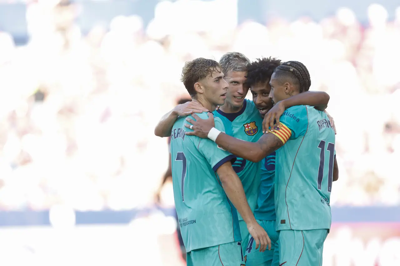 El delantero del FC Barcelona Karim Adeyemi (2d), celebra con sus compañeros el cuarto gol marcado al Levante