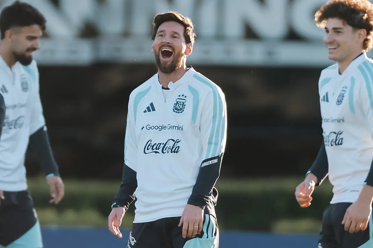Lionel Messi (c) de Argentina reacciona durante un entrenamiento este lunes, en Ezeiza