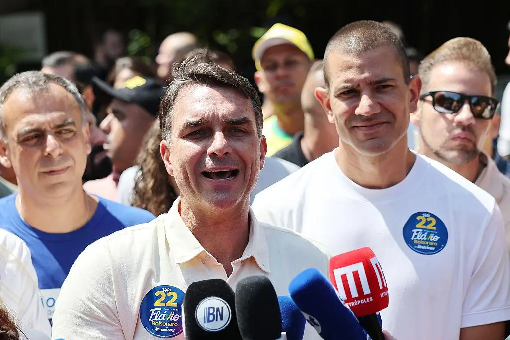 Flávio Bolsonaro durante el cierre de su campaña presidencial antes de la segunda vuelta electoral en Brasil.