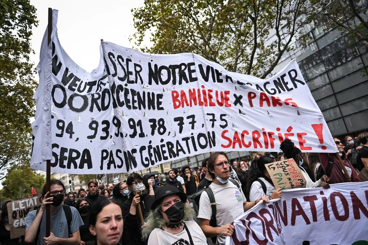 Cerca de 200 institutos siguen bloqueados por protestas en Francia. EFE 