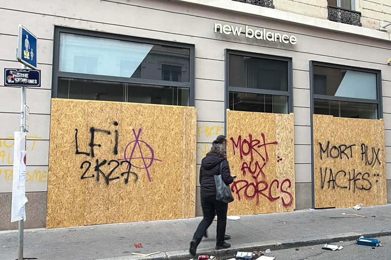 Comercios afectados por los saqueos durante los disturbios en Francia. EFE 