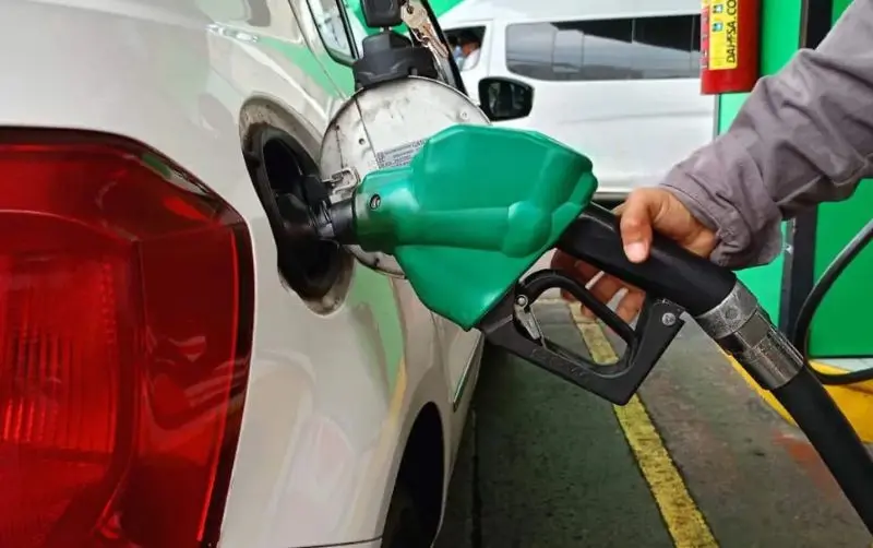 Iván Escalante pide verificar litros de gasolina y denunciar irregularidades