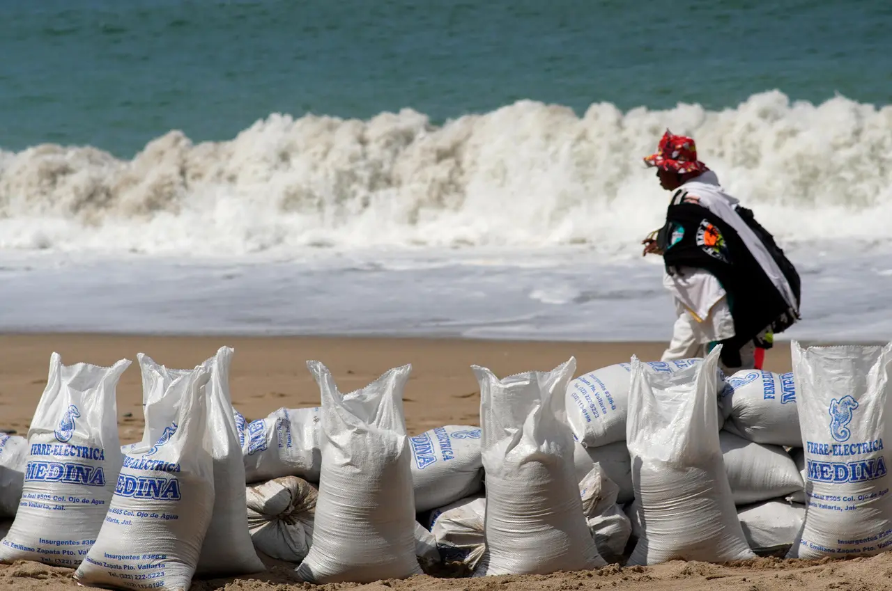 Acapulco enfrenta inundaciones por huracán; Ejército activa el Plan DN-III | FOTO EFE 