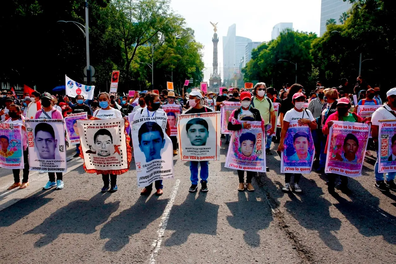 Gobernación y SEP dialogan con estudiantes de Ayotzinapa | FOTO EFE 