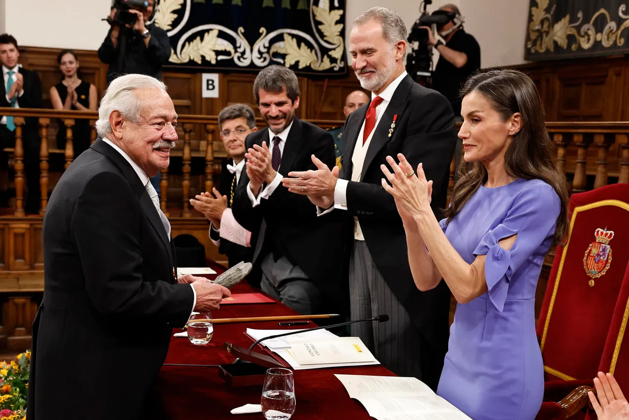 Gonzalo Celorio recibe el máximo galardón de las letras españolas en presencia de los reyes de España