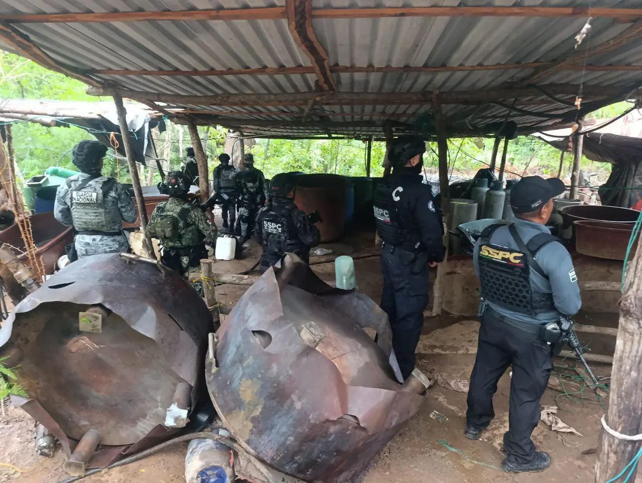 Autoridades mexicanas durante el operativo para desmantelar laboratorios clandestinos de metanfetamina en Guerrero