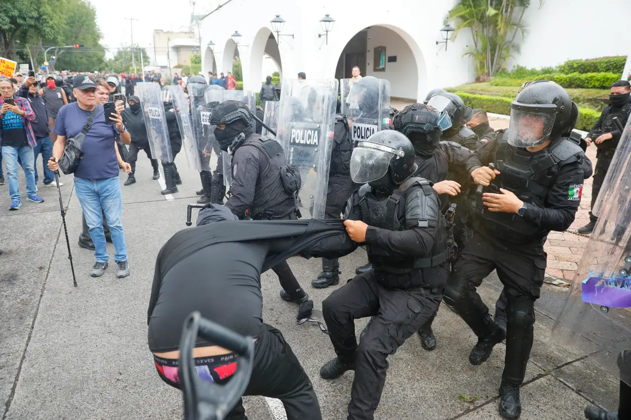 Elementos de la policía estatal de Jalisco durante la manifestación del 11 de octubre frente a Casa Jalisco. EFE