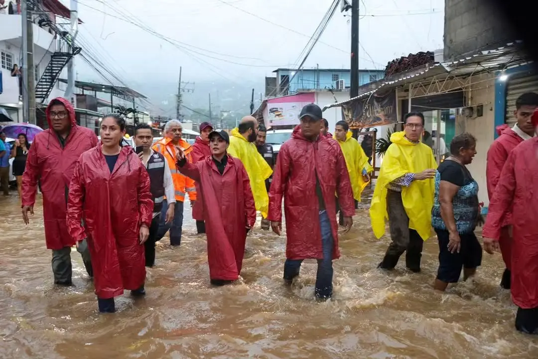 Inundaciones en Acapulco por las lluvias de la tormenta tropical Simón y suspensión de clases en Acapulco y Costa Grande, Guerrero.