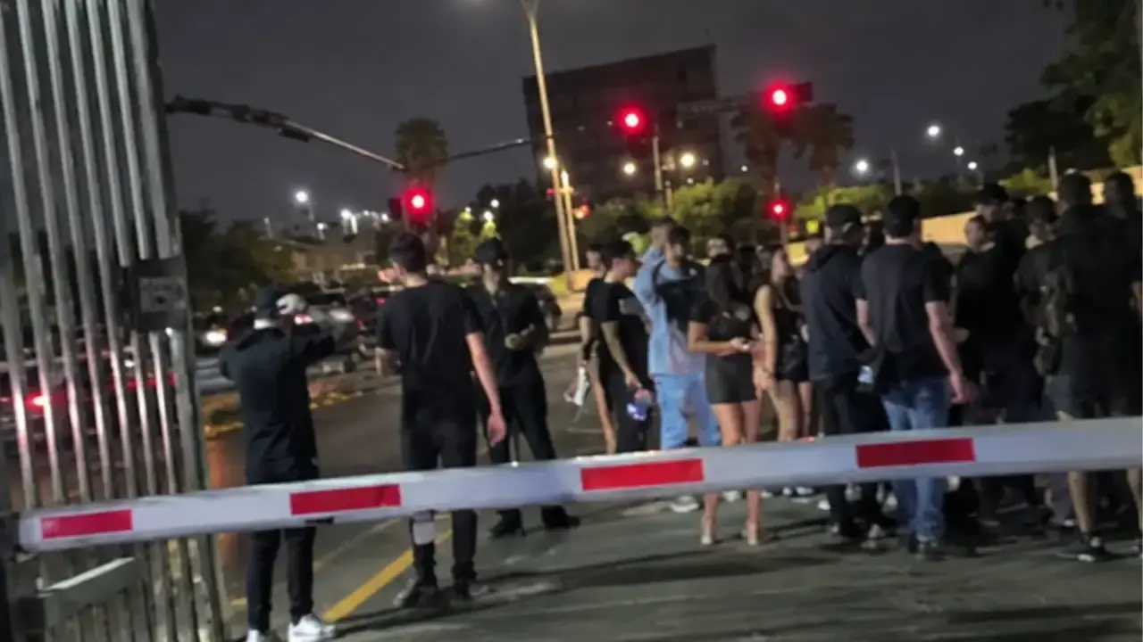 Fiesta de Halloween en una zona residencial, ilustrativa de la reunión suspendida en Misión de Anáhuac, Escobedo.