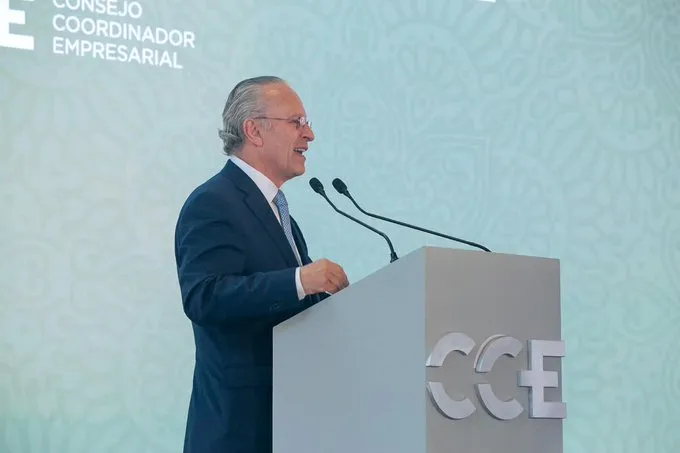 “Hay que analizar si conviene subrogar servicios del IMSS”: Medina Mora