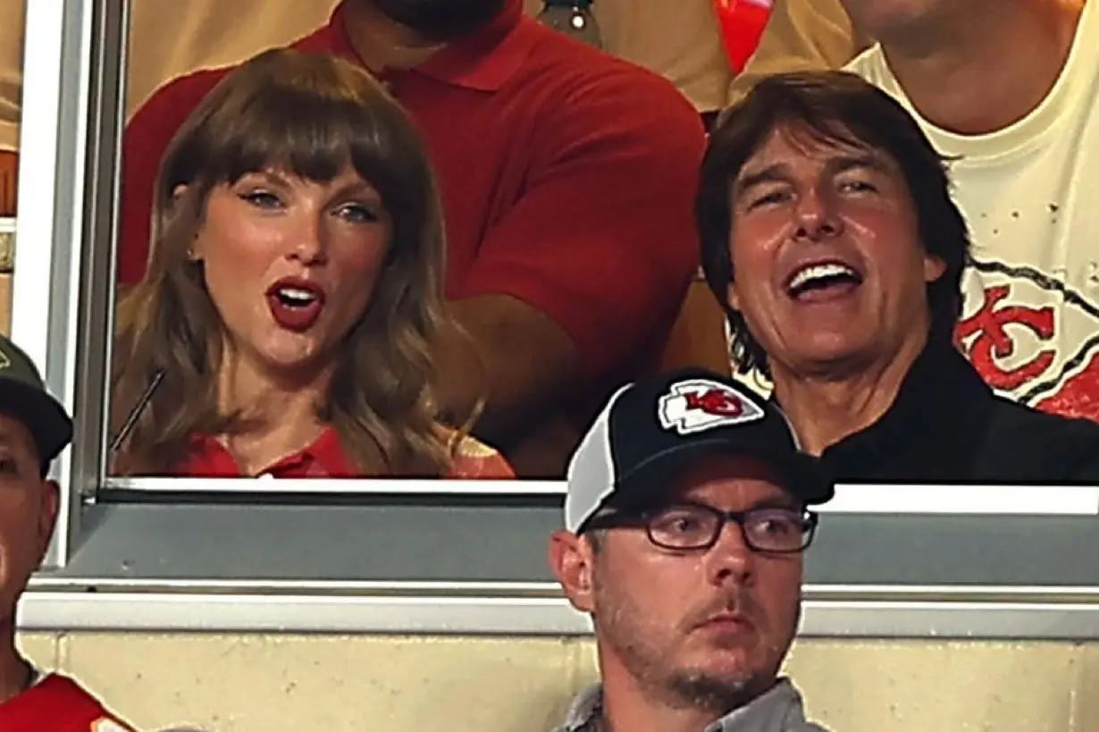 Taylor Swift y Tom Cruise disfrutan del partido de los Kansas City Chiefs desde uno de los palcos del estadio.