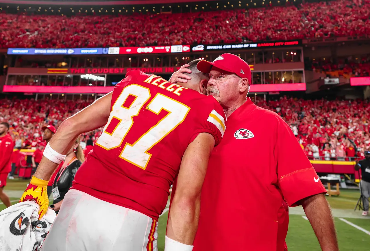 Travis Kelce en el final del partido con el Head Coach de los Kansas City Chiefs