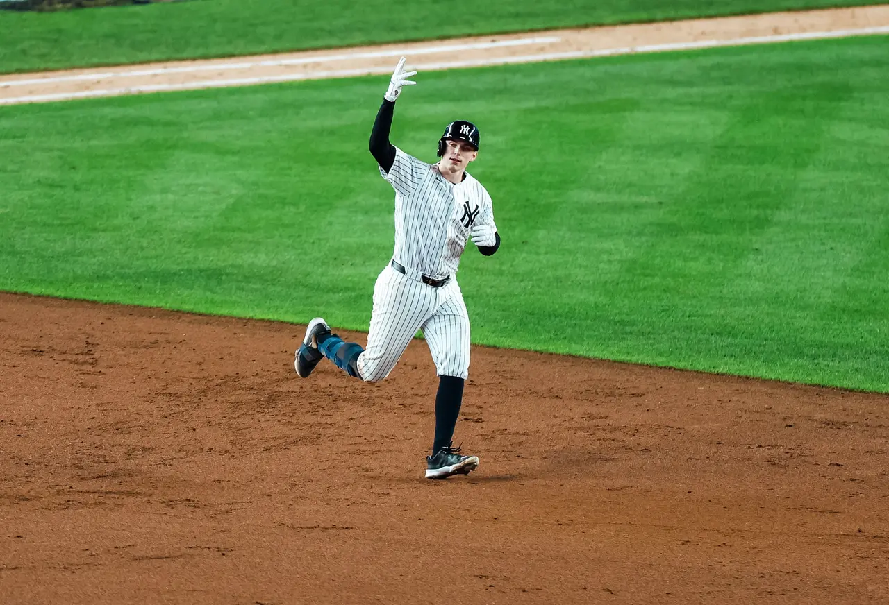 Schlittler puso el brazo, Rice puso los batazos y Nueva York se quedó con el primer golpe de la serie.