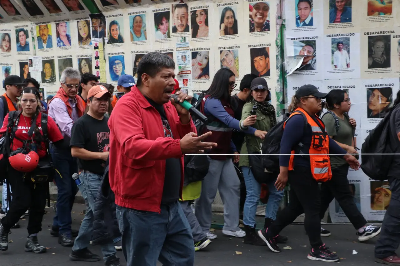 Familias de los 43 de Ayotzinapa marchan en CDMX tras 12 años de la desaparición