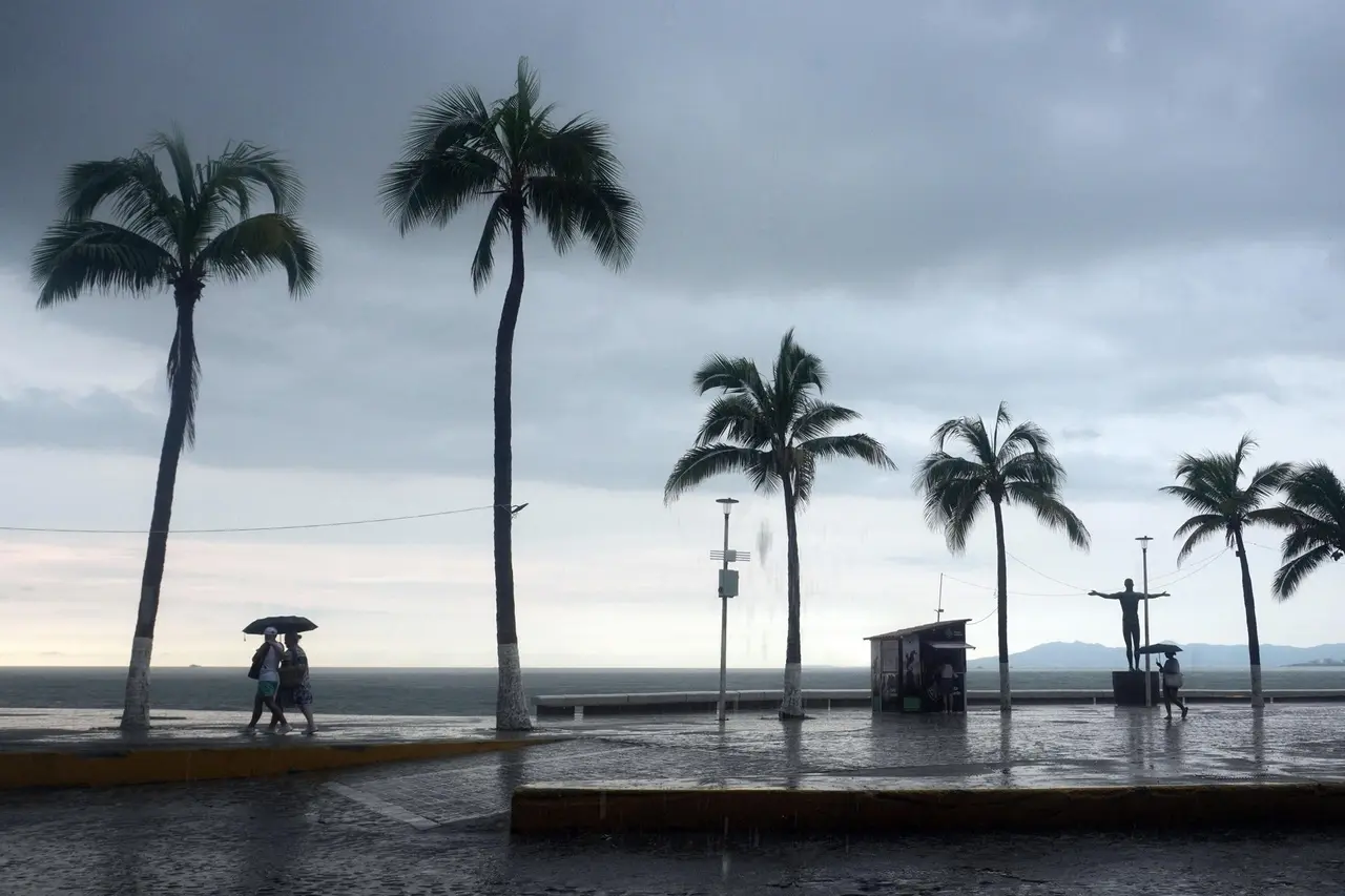 Huracán Polo provoca fuertes lluvias y labores de búsqueda de personas desaparecidas en Jalisco. EFE 