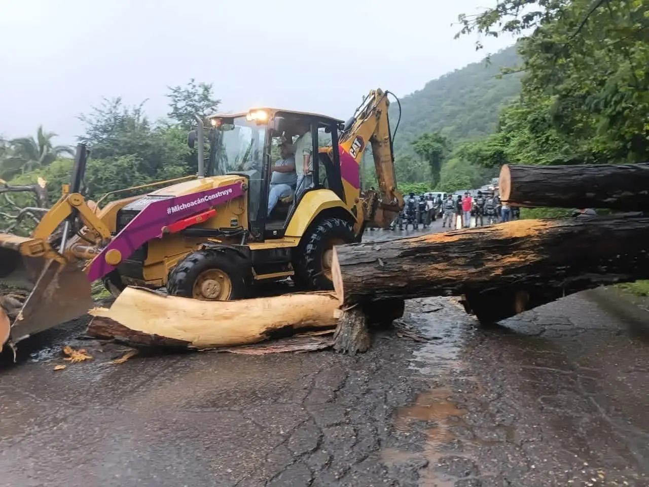 Huracán Simón deja deslaves y daños en carreteras de Michoacán