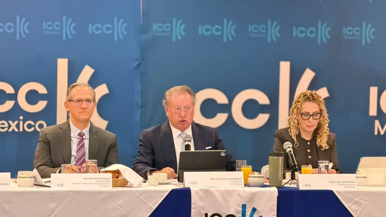 Alberto Espinosa Desigaud y Keneth Smith Ramos, representantes de ICC México, durante una conferencia sobre inversión, certidumbre jurídica y retos del T-MEC.