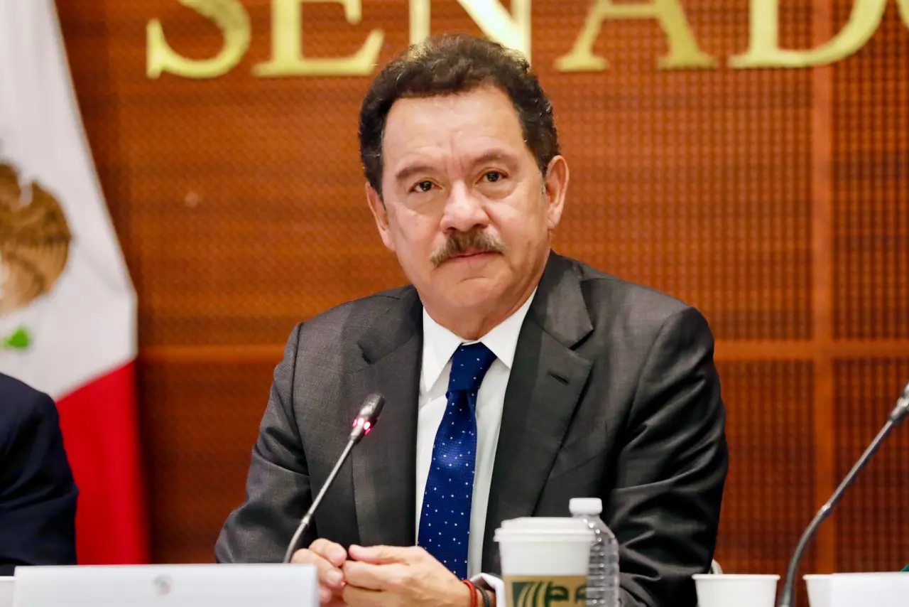 Ignacio Mier, coordinador de Morena en el Senado, durante una conferencia de prensa
