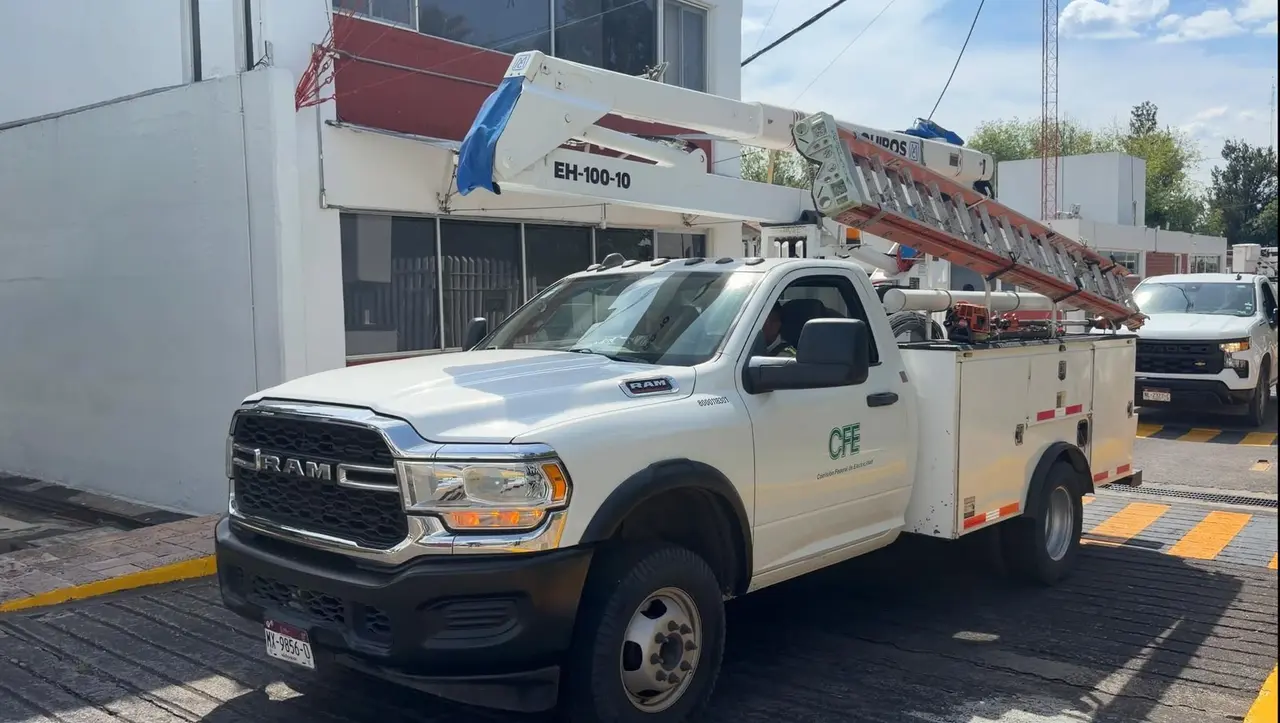 Personal de la CFE se prepara para atender posibles afectaciones por el huracán Polo.