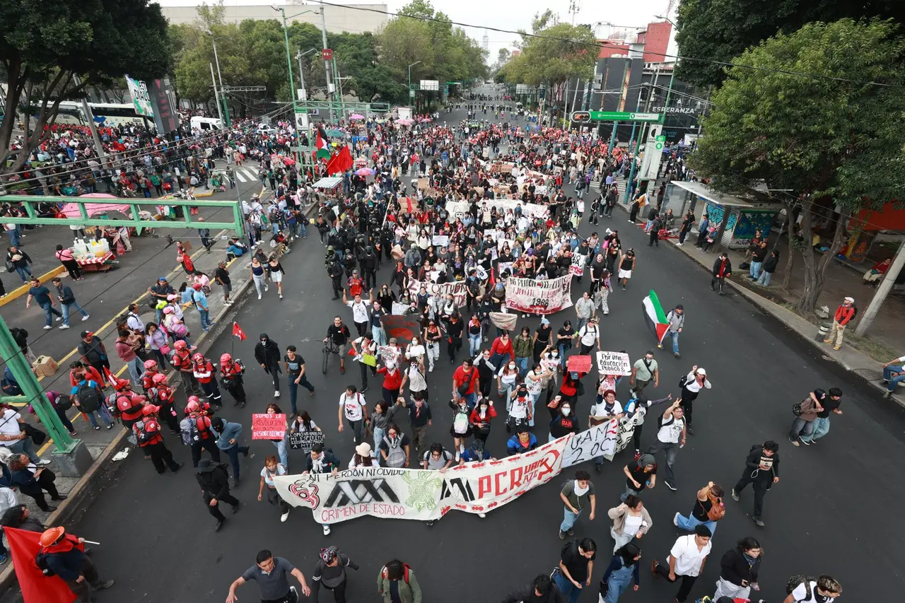Marcha por el 58 aniversario de la Matanza de Tlatelolco reúne a miles en CDMX | FOTO EFE