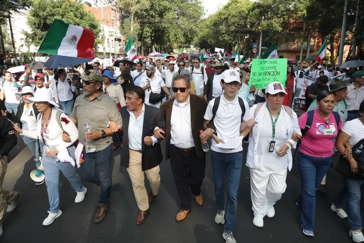 Trabajadores activos y jubilados del IMSS se concentran en el Centro Médico Nacional Siglo XXI para marchar hacia el Zócalo de la Ciudad de México.