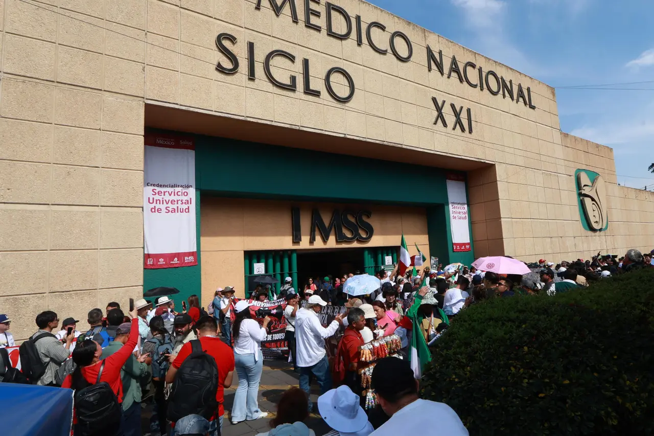 Trabajadores del IMSS: salario y libertad de expresión, entre sus demandas. EFE 