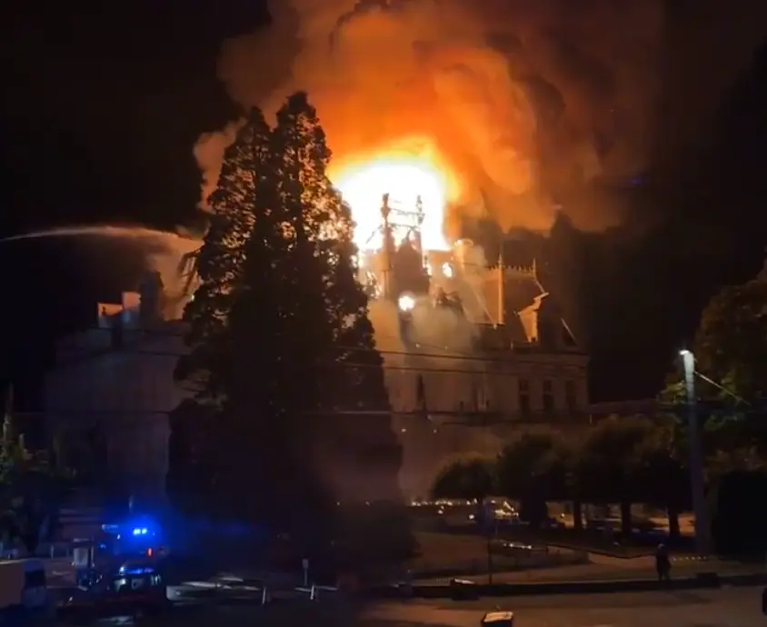 Incendian Ayuntamiento histórico de Limoges durante protestas sociales en Francia